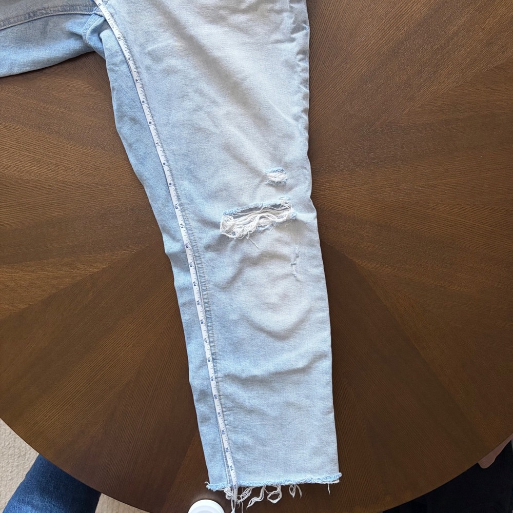 EXPRESS Curvy Mom Jeans Light Wash Distressed Frayed Hem Size 4 - Picture 10 of 10